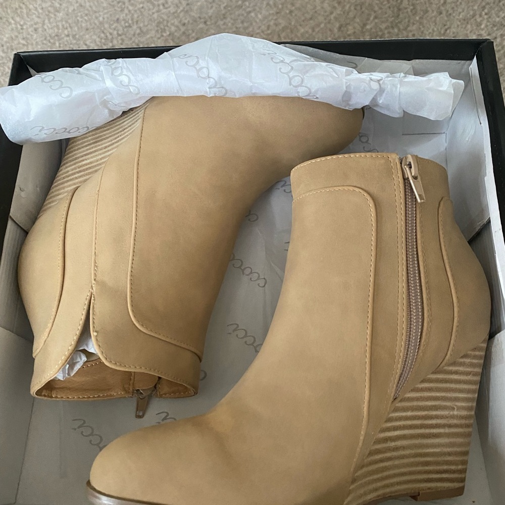 Brand new size 8.5 tan boots